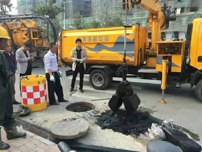 马尔康街道：网格员化身“清道夫”，为民解忧疏通“堵心”化粪池