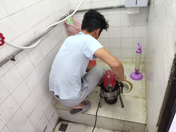 马尔康肥皂掉到马桶里把马桶堵住了怎么办？马桶堵住了怎么办