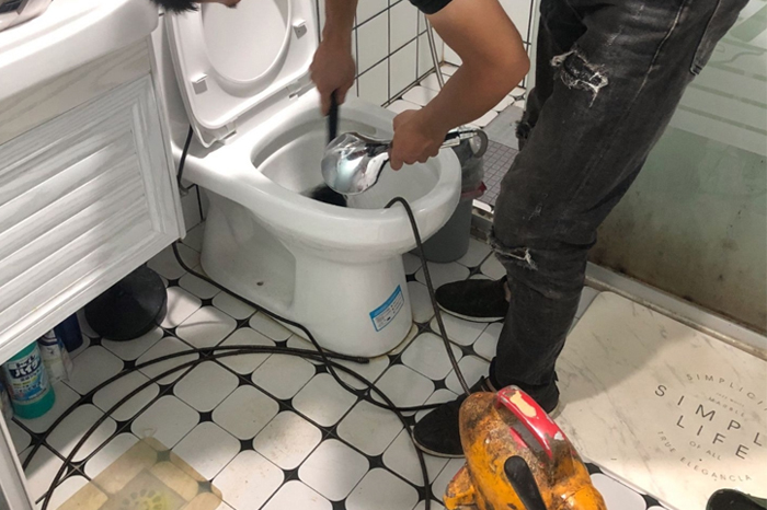 马尔康马桶堵塞自己疏通还是找师傅?专业上门服务让你省时更省心